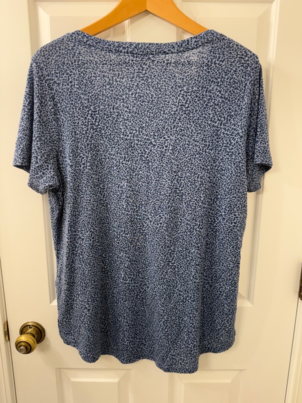 Athleta Blue Leopard Print Breezy Scoop V-Neck Short Sleeve Tee - Picture 3 of 6